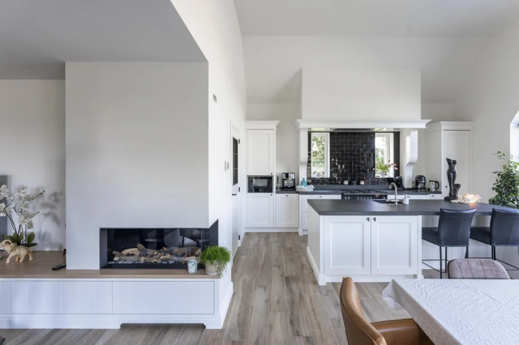 Witte keuken met kookeiland &mdash; woning Maris, Ravels