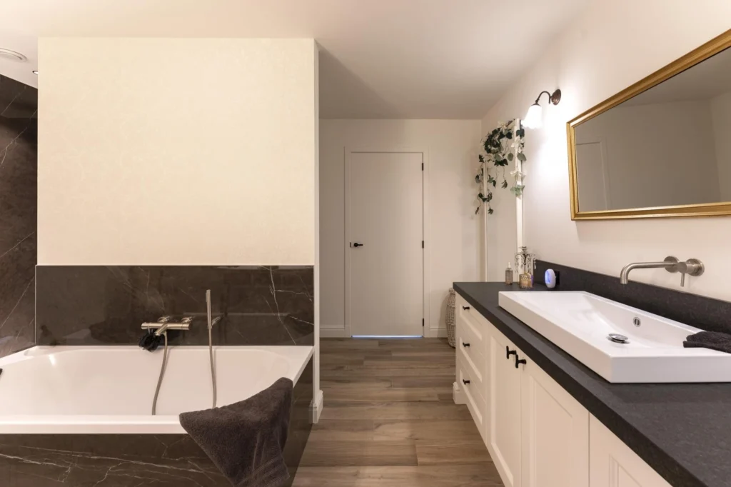 Badkuip in uitgebouwde nis &mdash; woning Maris, Ravels