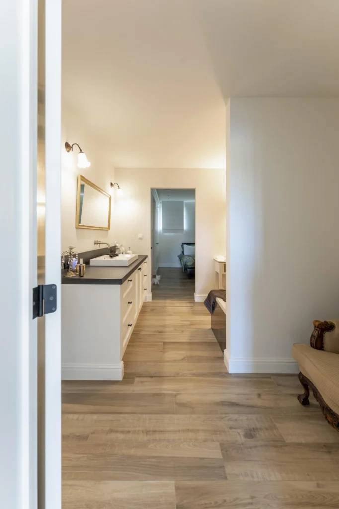 Interieur hal detail donker &mdash; woning Maris, Ravels