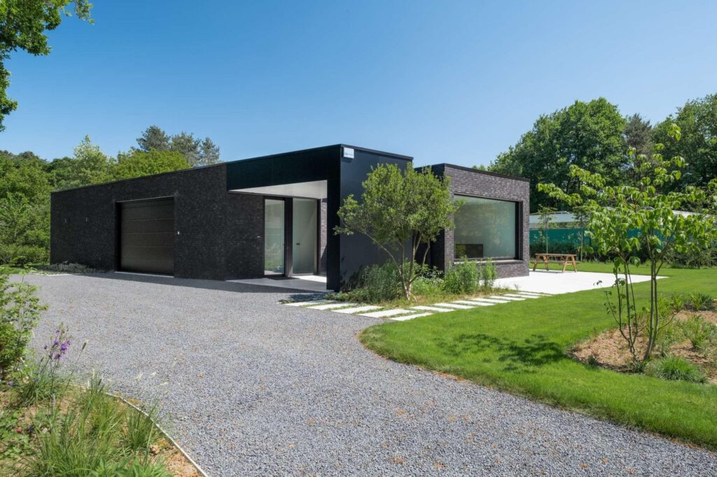Exterieur woning met donkere bekleding en groene tuin &mdash; woning Coster, Keerbergen