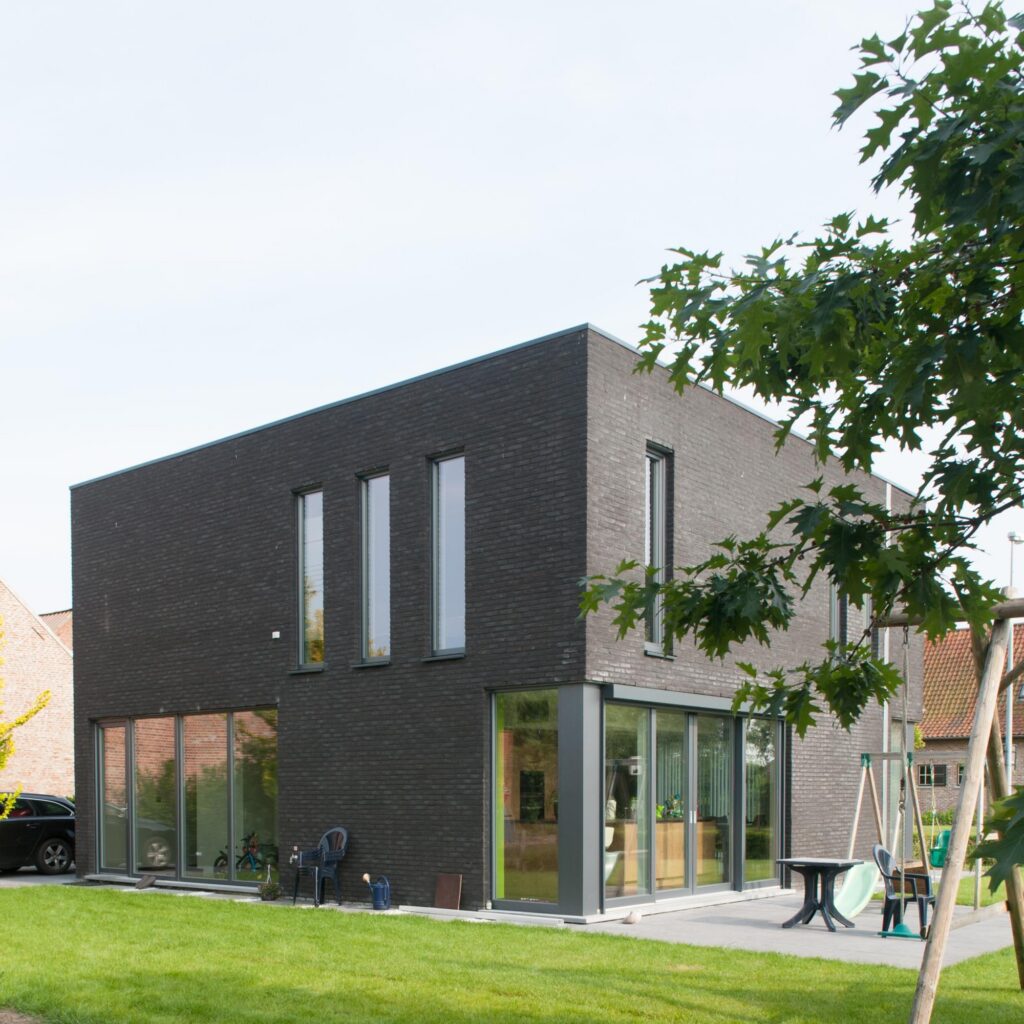 Exterieur donkere kubistische woning &mdash; woning De Wree, Vrasene