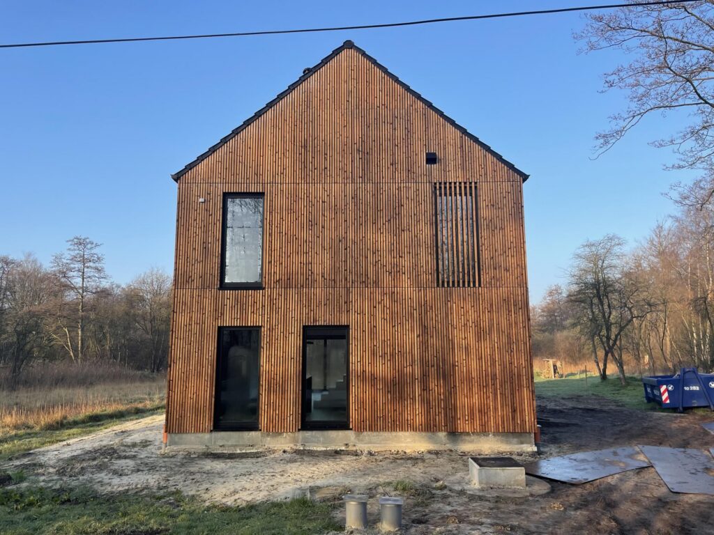 Voorgevel driehoekige schuurwoning met verticale houtbekleding &mdash; Aert-Spooren, Leopoldsburg