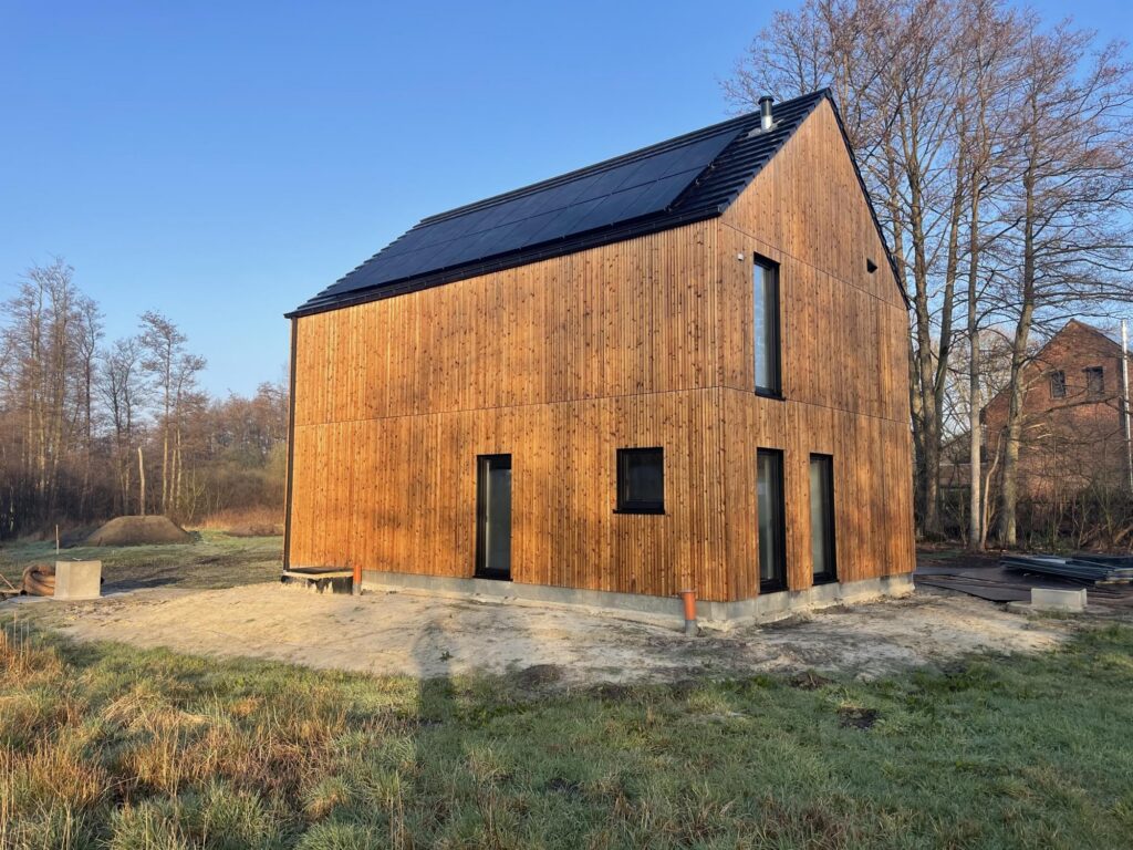 Schuurwoning met verticale houtbekleding en raam &mdash; Aert-Spooren, Leopoldsburg