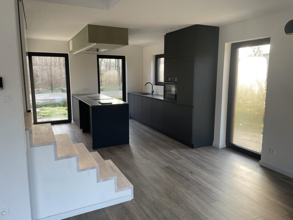 Interieur trap met houten vloer en donkere accenten &mdash; Aert-Spooren, Leopoldsburg