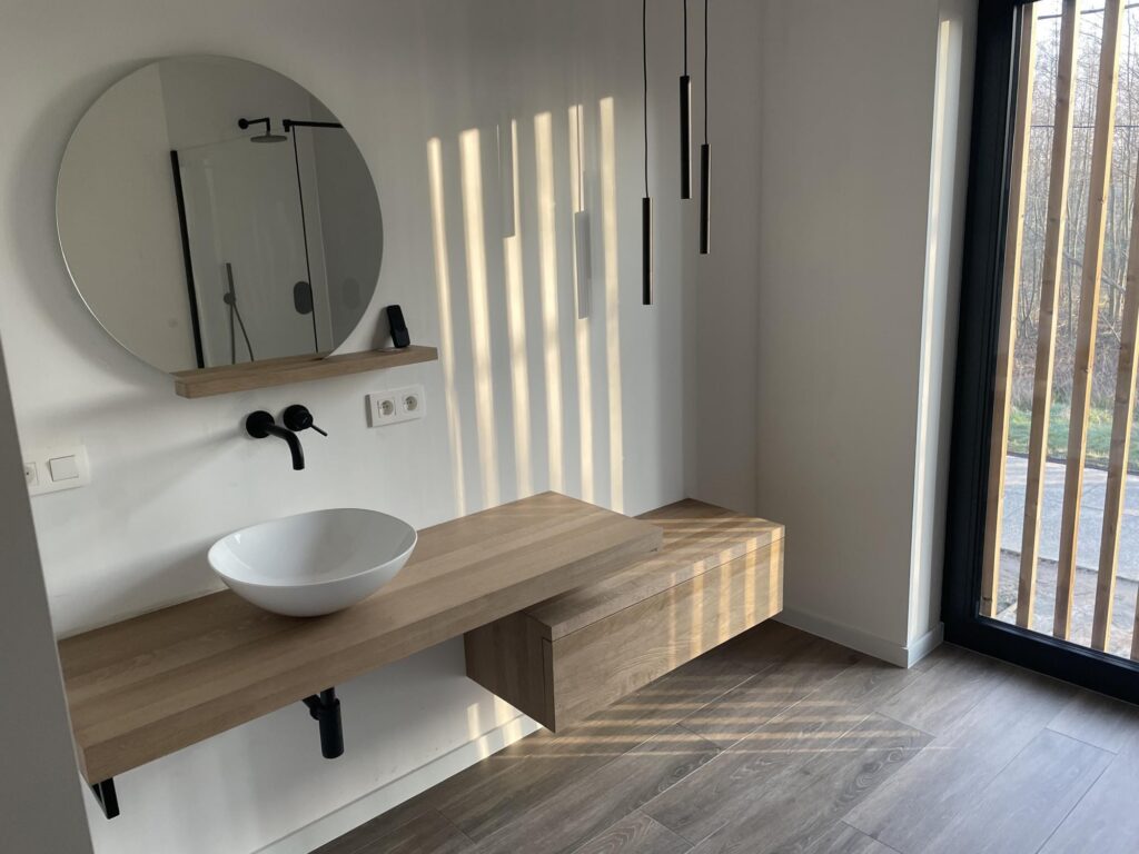 Badkamer met vrijstaand ovaal bad en grote spiegel &mdash; Aert-Spooren, Leopoldsburg