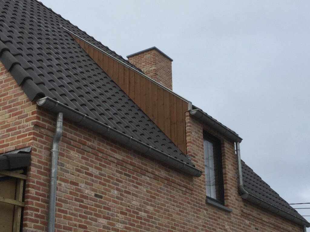 Dakoverhang en achtergevel detail &mdash; woning De Houwer, Malle