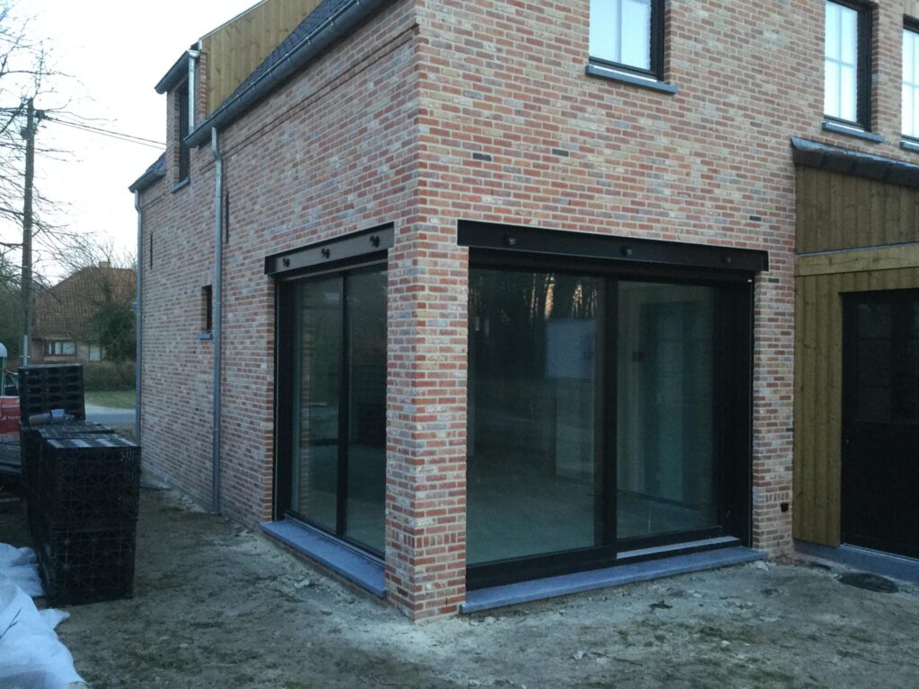 Geveldetail met raam &mdash; woning De Houwer, Malle