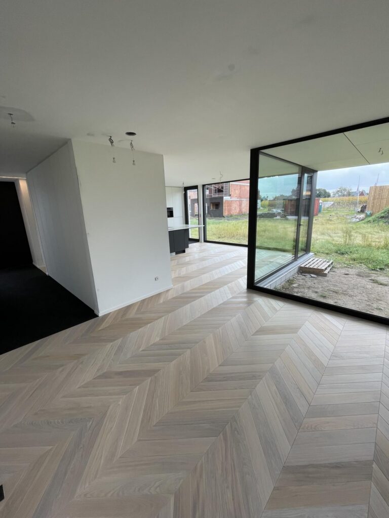 Leefruimte met glaspartij &mdash; woning Vaes, Beerse