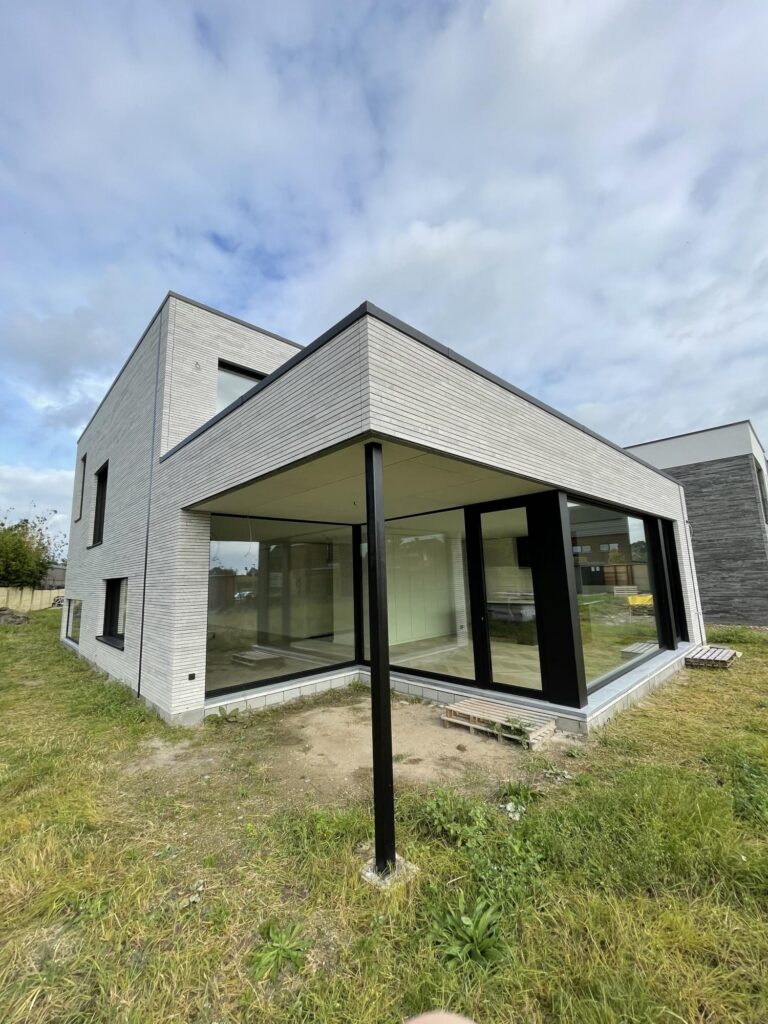 Exterieur voorgevel met bomen &mdash; woning Vaes, Beerse