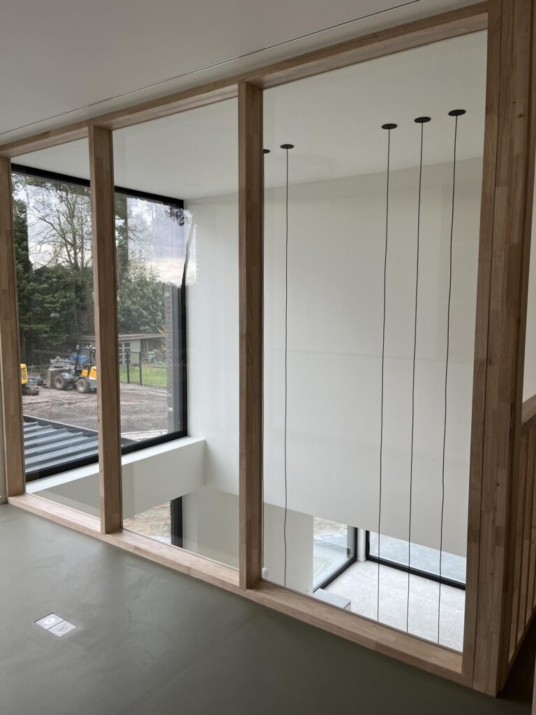 Leefruimte met grote ramen &mdash; woning Dierckx, Mol