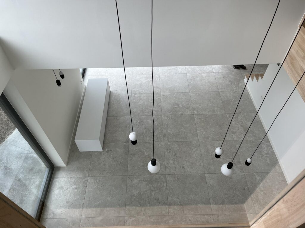 Trap met hangende lampen &mdash; woning Dierckx, Mol