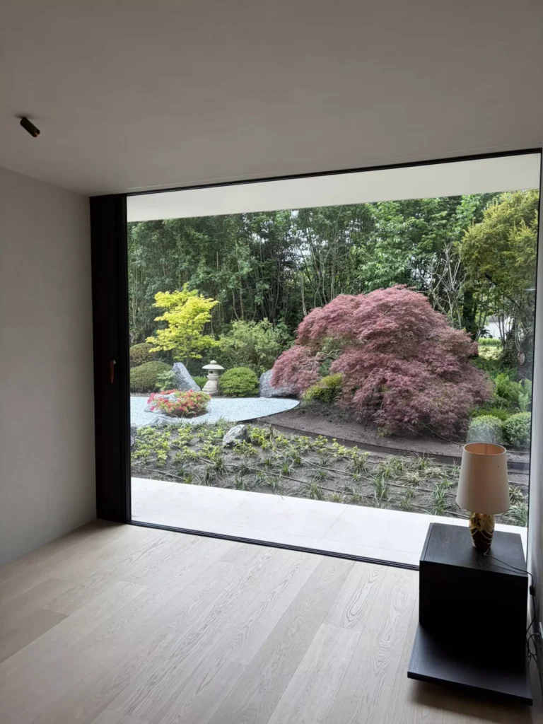 Tuin met rode bomen en vijver &mdash; woning Boons, Wuustwezel