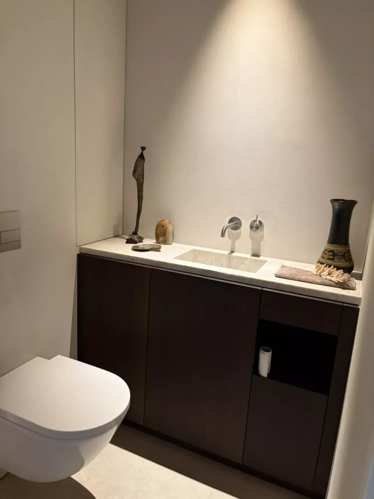 Badkamer wastafelmeubel en spiegel &mdash; woning Boons, Wuustwezel