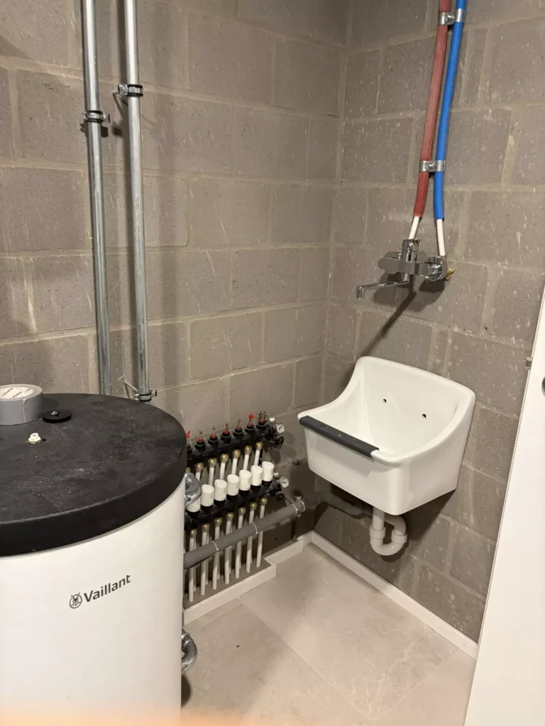Technische ruimte met ventilatie-installatie en toilet &mdash; woning Boons, Wuustwezel