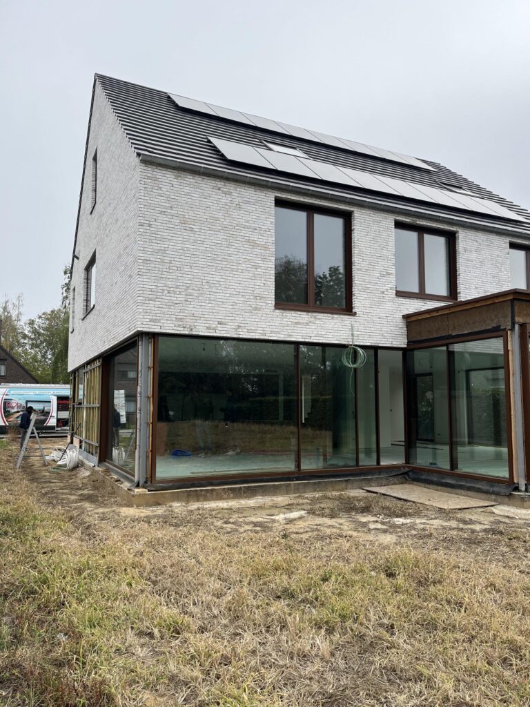 Exterieur witte woning in afwerkingsfase &mdash; woning Marien-Boels, Heist-op-den-Berg