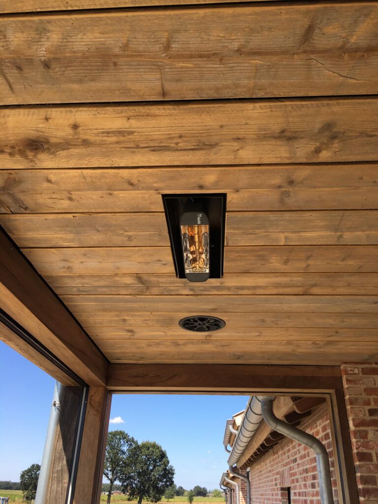 Ingebouwde haard in houten wand &mdash; woning Cornelis, Merksplas