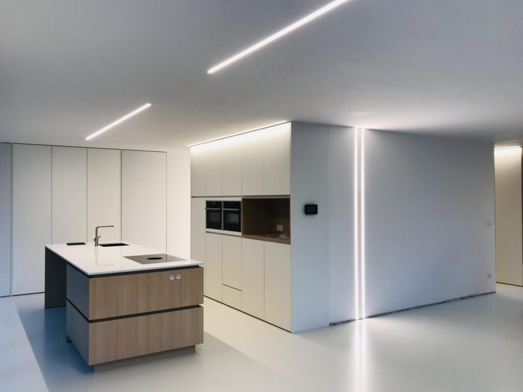 Keuken eiland wit &mdash; woning Van Berlo, Zoersel