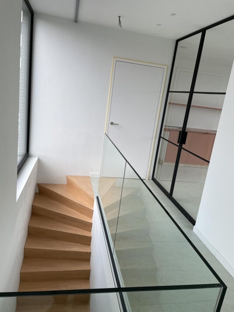 Trap met glazen leuning en houten treden &mdash; woning Maes-Van Doninck, Lille-Gierle