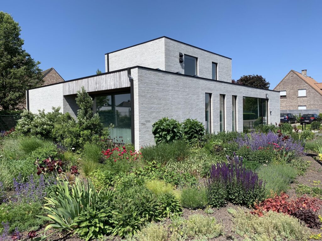 Exterieur woning met bloemrijke tuin &mdash; woning Maes-Van Doninck, Lille-Gierle