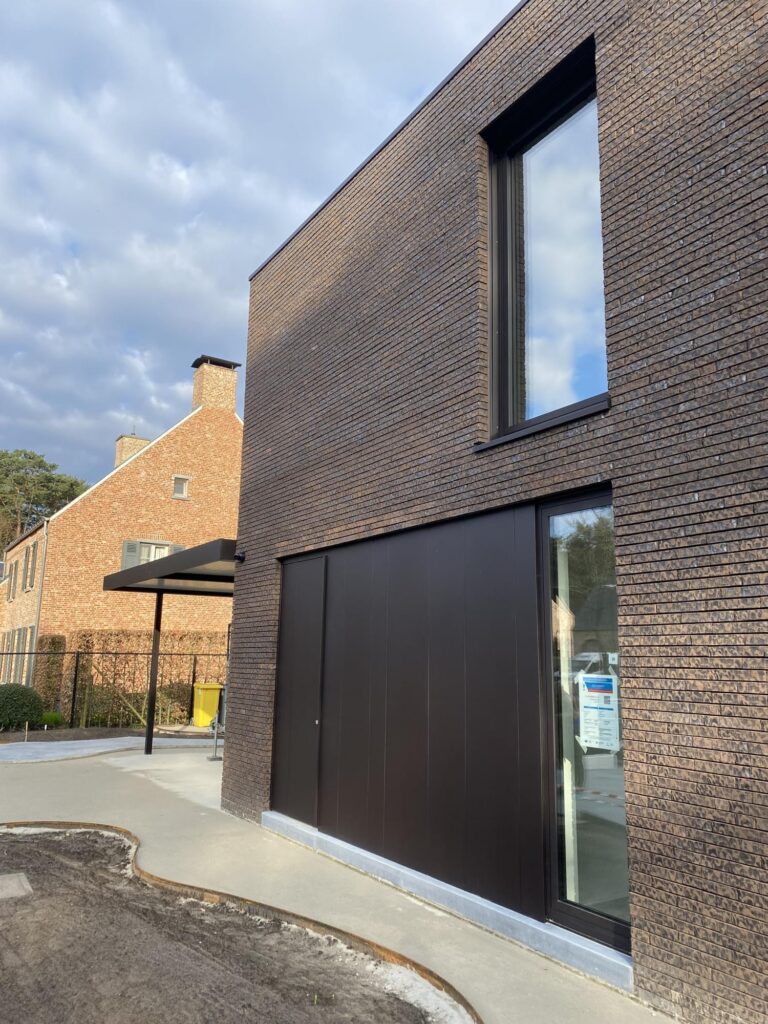 Exterieur donkere gevel cladding &mdash; woning Dierckx, Mol