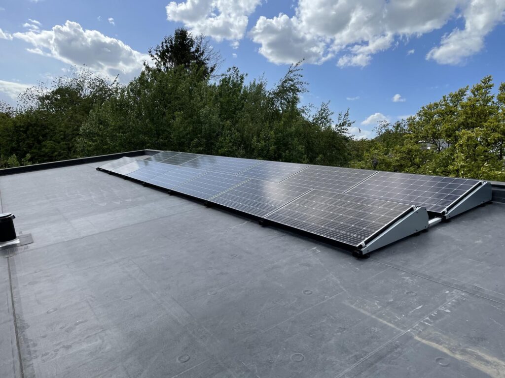 Exterieur met zonnepanelen &mdash; huisartsenpraktijk 't Zwaantje, Haacht