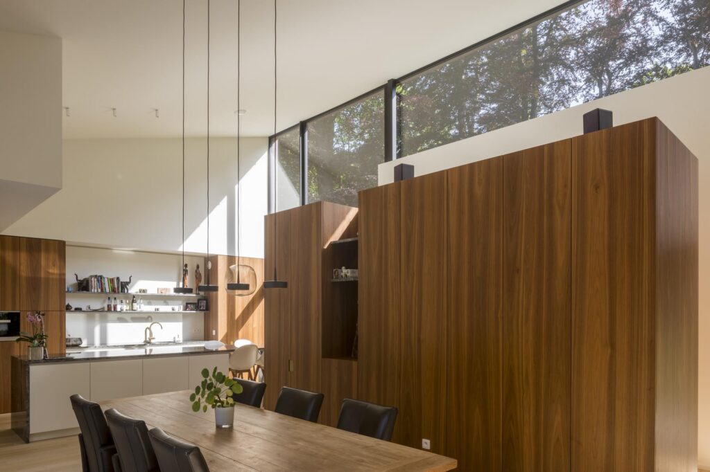Houten schuifdeuren en wandkasten detail &mdash; woning Druyts, Brasschaat