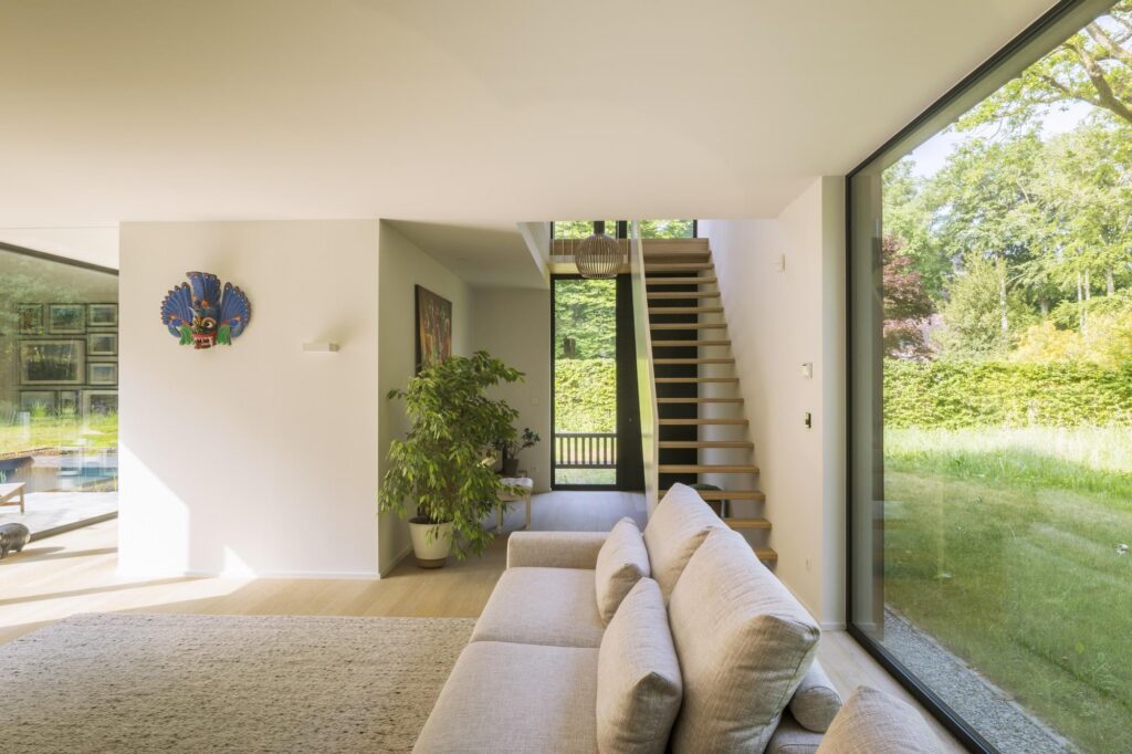 Woonkamer breed licht met tuinzicht &mdash; woning Druyts, Brasschaat