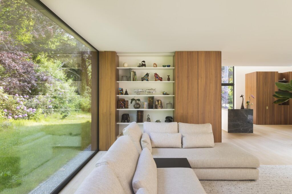 Leefruimte met boekenkast &mdash; woning Druyts, Brasschaat
