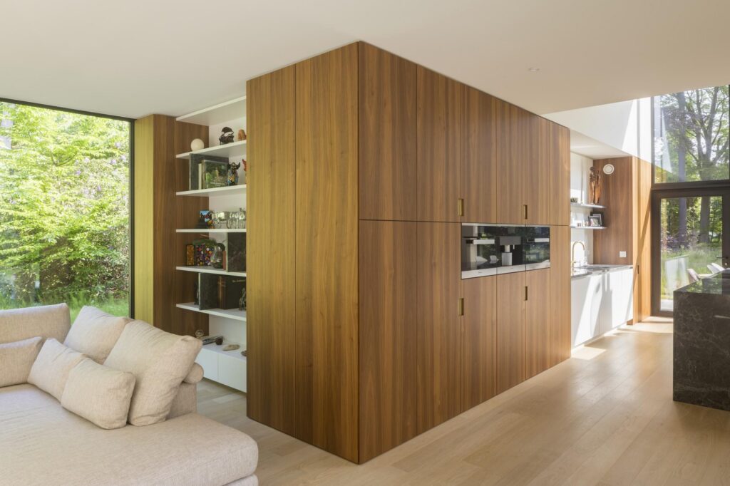 Leefruimte met houten kasten &mdash; woning Druyts, Brasschaat