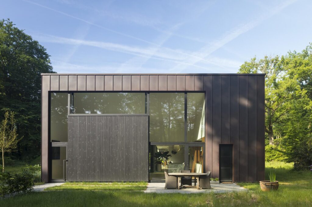 Exterieur houten cladding zijkant &mdash; woning Druyts, Brasschaat