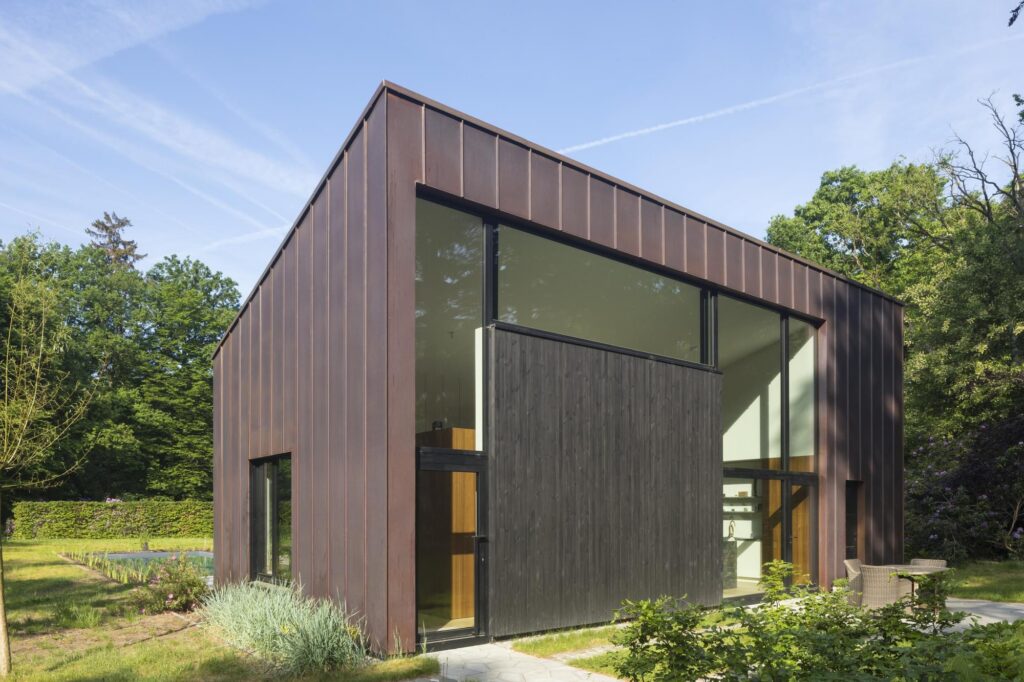 Exterieur donkere houten volumes &mdash; woning Druyts, Brasschaat