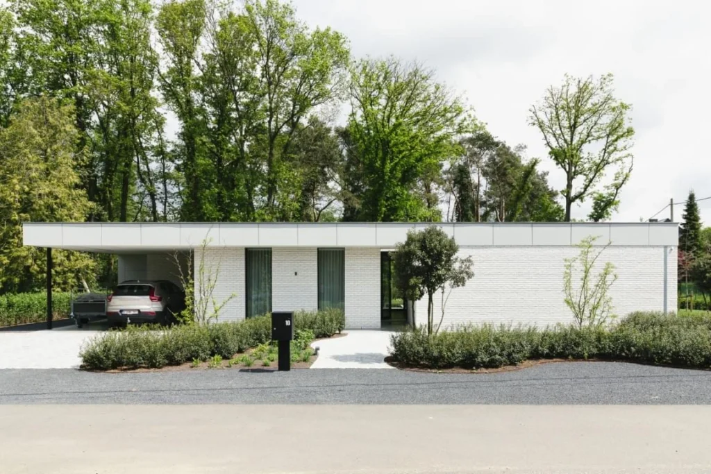 Exterieur gelijkvloerse witte woning met tuin &mdash; woning Kennis-Noels, Putte