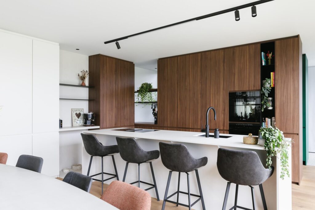 Keuken met barkrukken en houten fronten &mdash; woning Decan-Baeten, Zwijndrecht