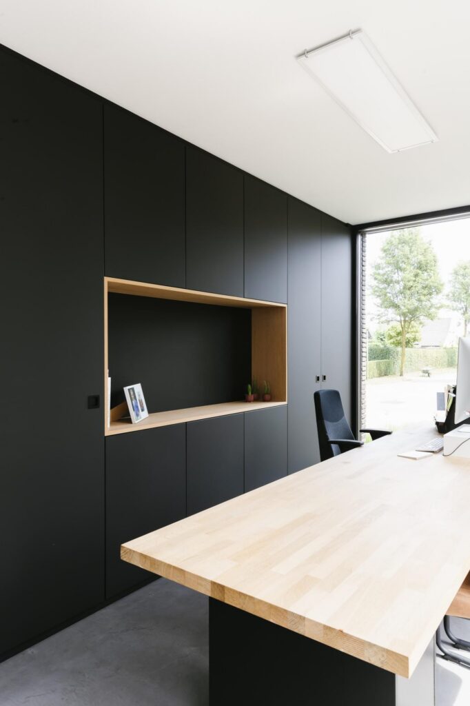 Leefruimte met donkere tv-wand &mdash; woning Dauwen, Kasterlee
