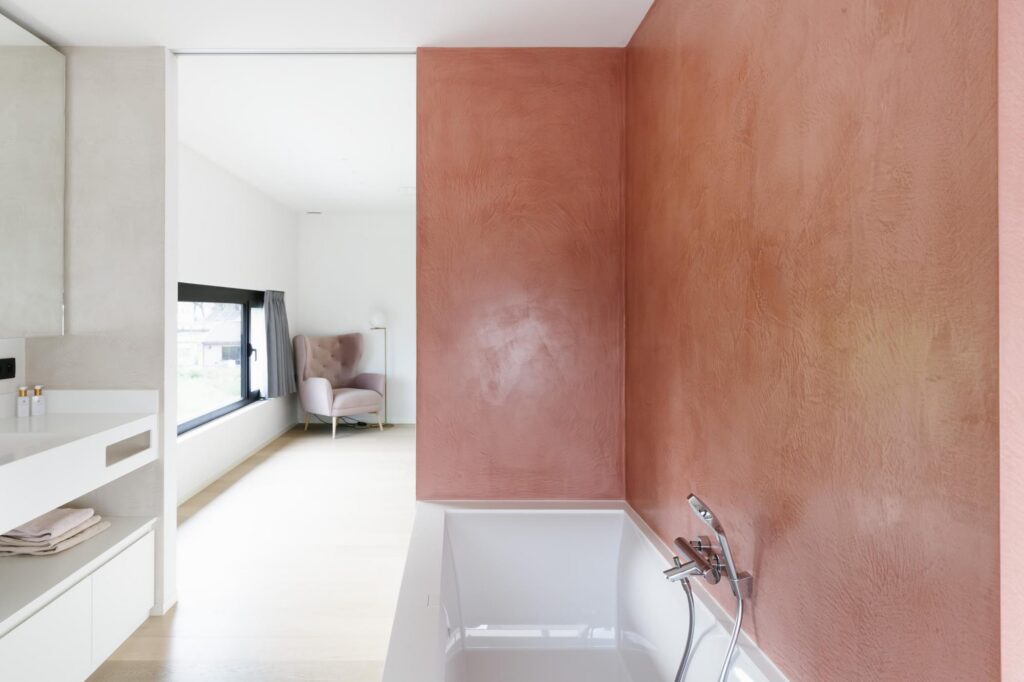 Badkamer met roze wanddetail &mdash; woning Dauwen, Kasterlee