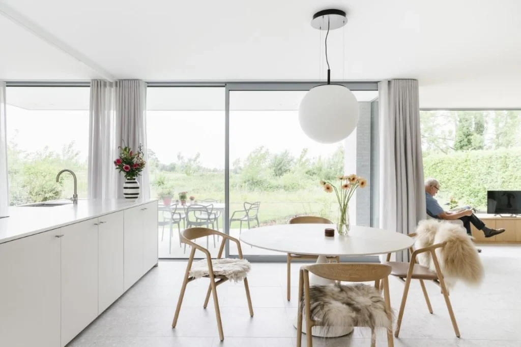 Leefruimte met grote ramen &mdash; woning Lasure, Steenokkerzeel