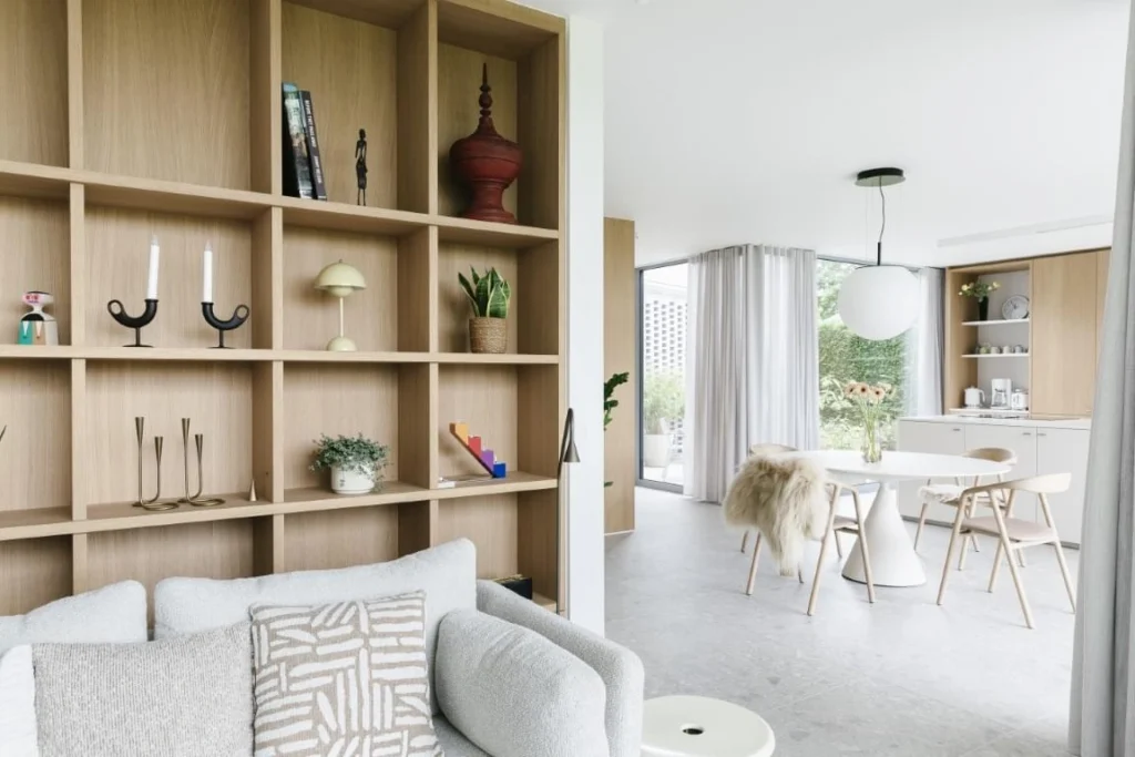 Leefruimte met houten kasten &mdash; woning Lasure, Steenokkerzeel