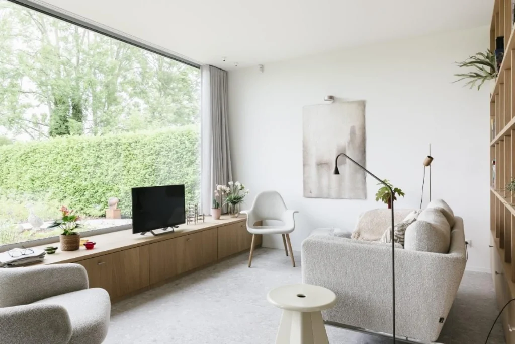 Leefruimte met bibliotheek en boekenrek &mdash; woning Lasure, Steenokkerzeel