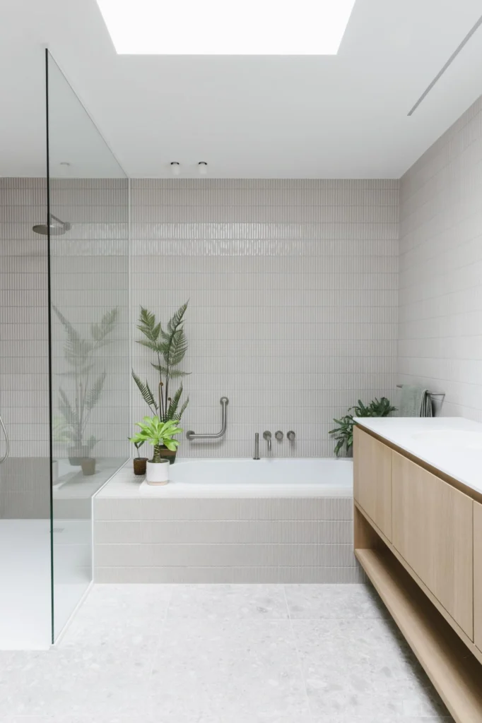 Keuken met kookeiland en houten details &mdash; woning Lasure, Steenokkerzeel