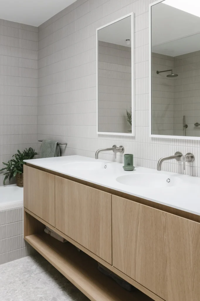 Lichte moderne badkamer met douche &mdash; woning Lasure, Steenokkerzeel
