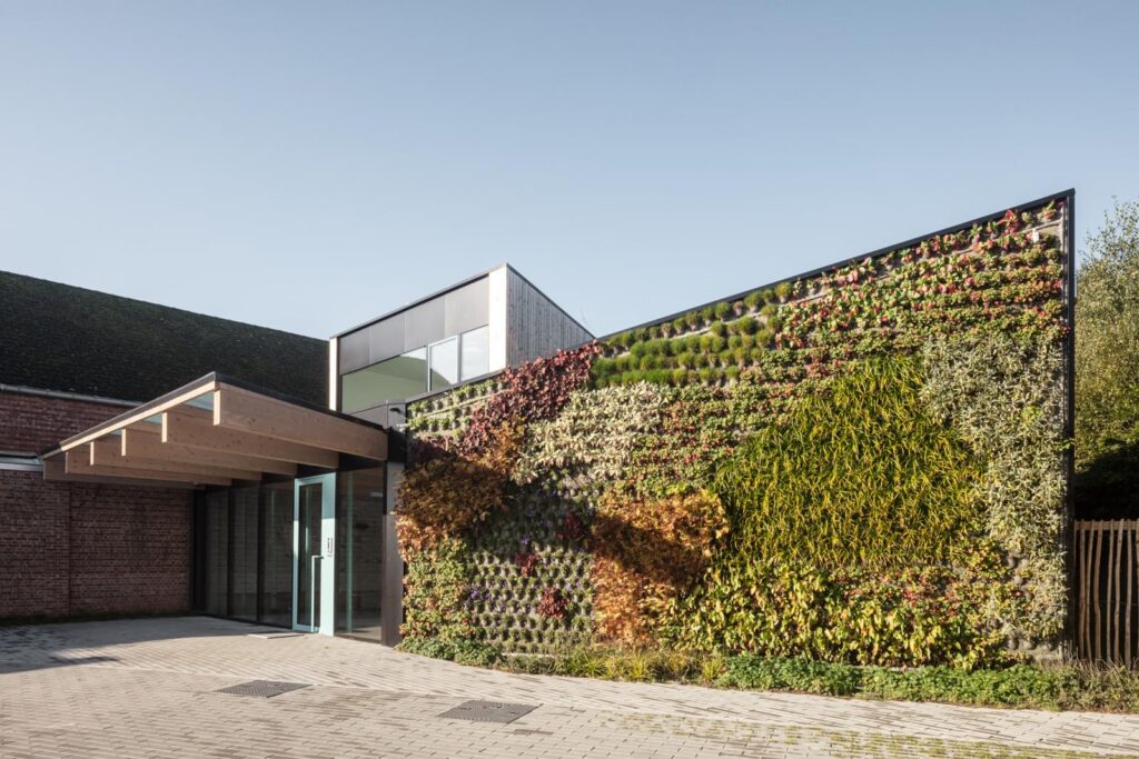 Exterieur met groene muur &mdash; huisartsenpraktijk 't Zwaantje, Haacht