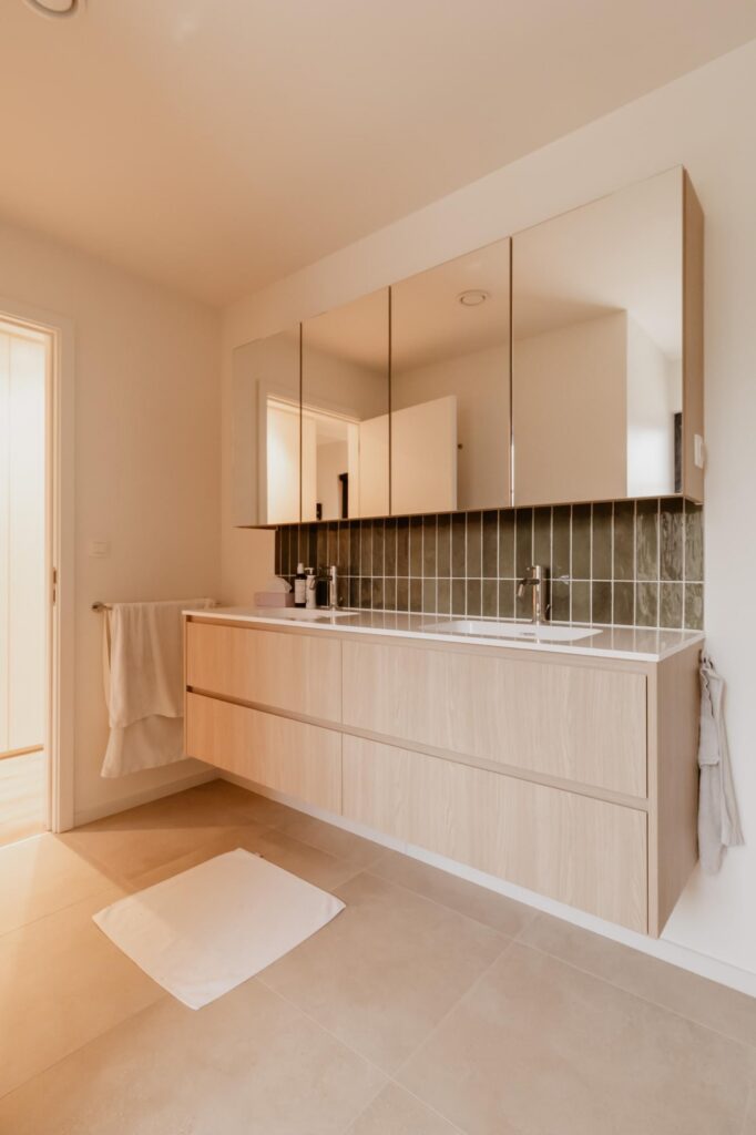 Badkamer met ligbad &mdash; woning Van der Veken-Broux, Lille