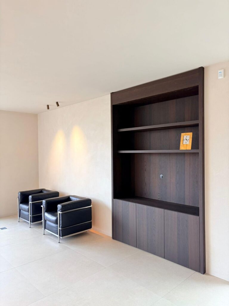 Leefruimte met donkere kastenwand &mdash; woning Boons, Wuustwezel