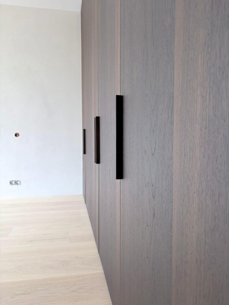 Slaapkamer met smalle deur en donkere details &mdash; woning Boons, Wuustwezel
