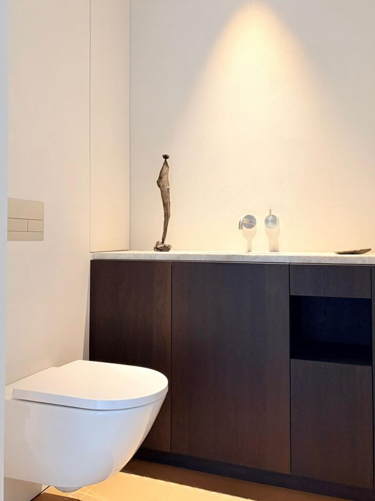 Badkamer met vrijstaand bad en bronzen sculptuur &mdash; woning Boons, Wuustwezel