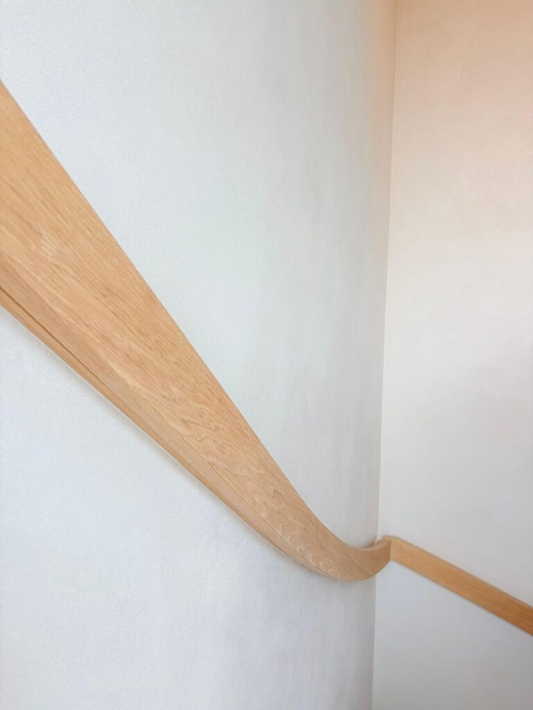 Architecturaal houtbalkon detail &mdash; woning Boons, Wuustwezel