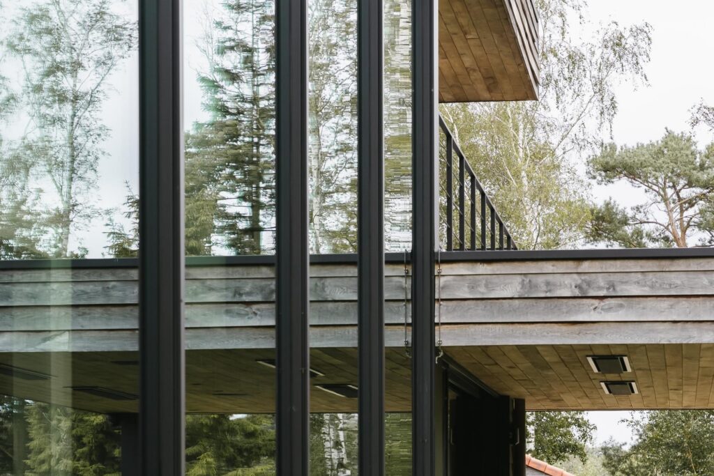 Exterieur rietgedekte woning met grote ramen &mdash; woning Eyskens, Oud-Turnhout