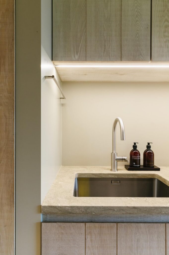 Badkamer met houten wastafelmeubel &mdash; woning Eyskens, Oud-Turnhout