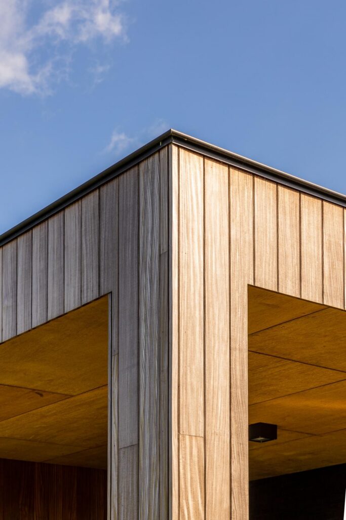 Exterieur woning houten bekleding hoek &mdash; woning De Jaegher, Dessel