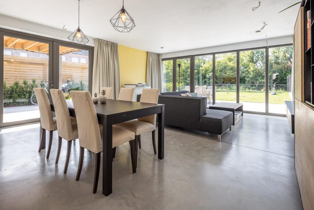 Eethoek met eetkamerstoelen &mdash; woning De Buyser, Willebroek
